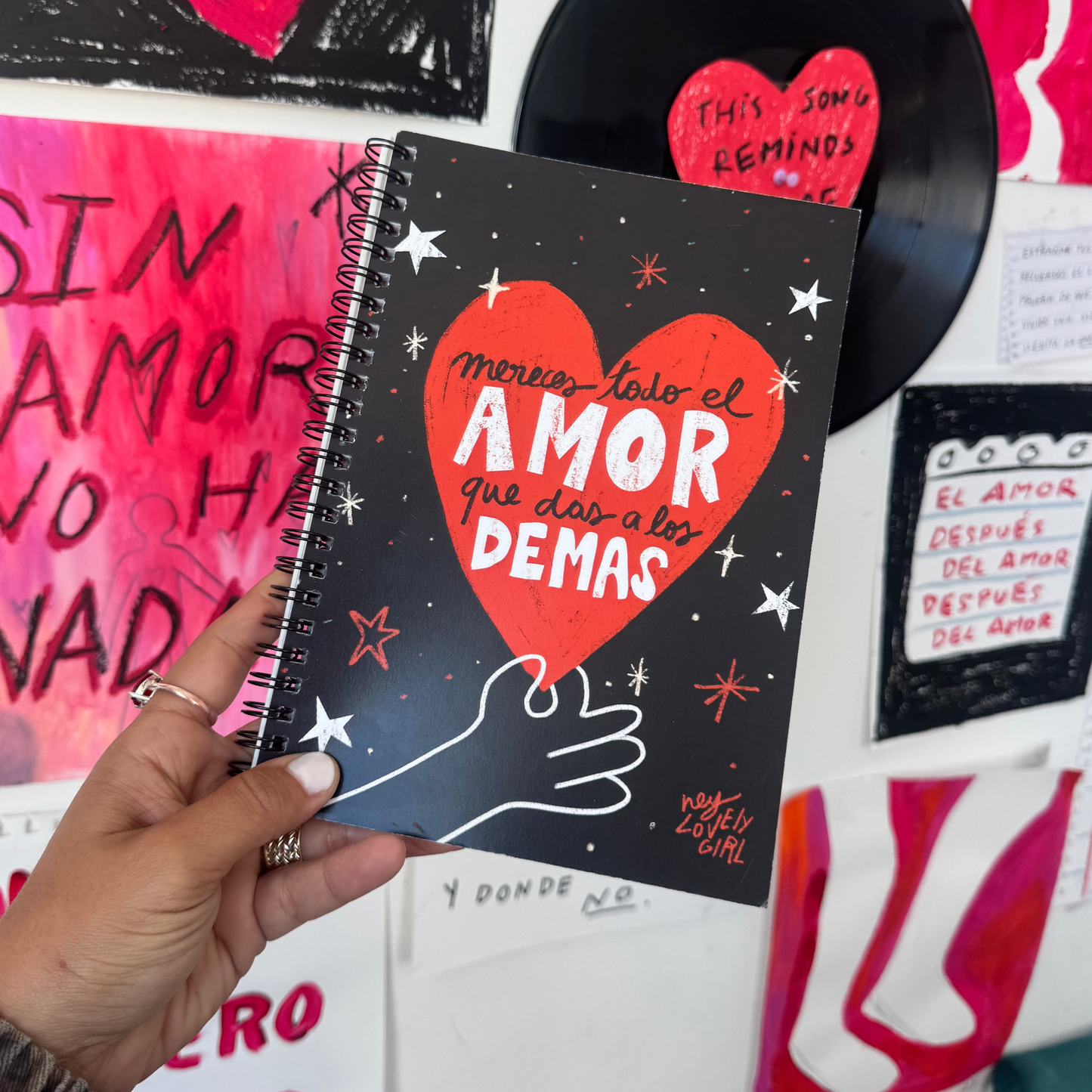 Mereces amor - Spiral Notebook